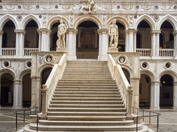 la escalera de los gigantes - venecia - doges palace palazzo ducale staircase steps fotografías e imágenes de stock