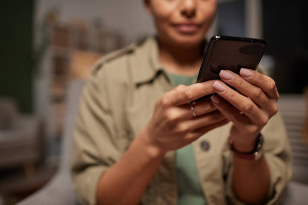 istock Looking photos on the phone 1290244330