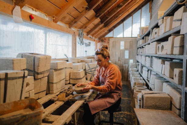 istock Young woman making the pottery 1290247337