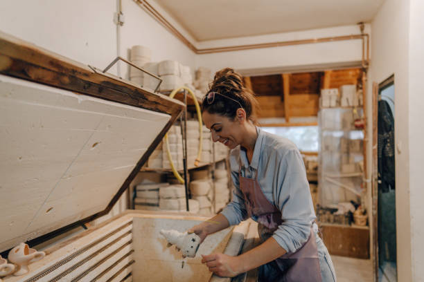 istock Young woman baking the pottery 1290252071