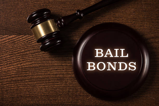 судья дал и залог облигации услуги концепции - bail bond стоковые фото и изображения