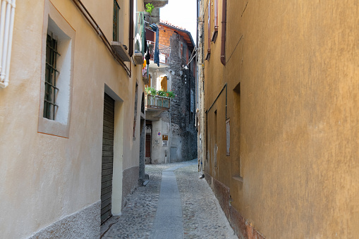 In this photo you see the narrow old streets in italy.