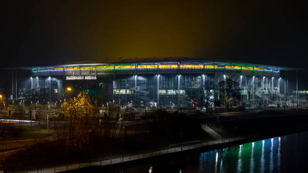 beleuchtetes fußballstadion in wolfsburg ohne menschen - architecture international landmark famous place decoration stock-fotos und bilder