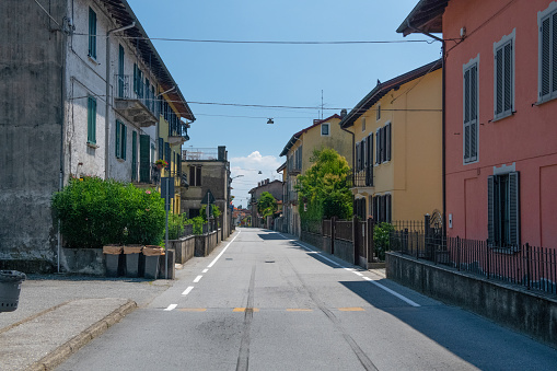 Here you see a modern road crossing straight trough a old italian village.