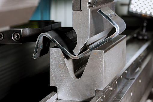 Máquina de plegado de metal hidráulico moderna en una planta metalúrgica photo
