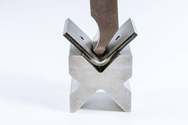 outil et équipement de flexion de tôle d’isolement sur un fond blanc. pliez les outils, appuyez sur le poinçon des freins et mourez. - bending metal cnc steel photos et images de collection