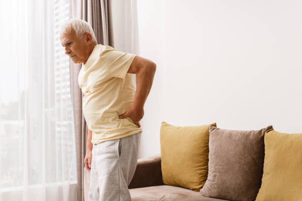 senior mann leidet unter schmerzen im unteren rücken - arthritis senior adult rheumatoid arthritis sadness stock-fotos und bilder