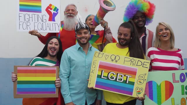 Glückliche Multiracial Menschen feiern Homosexuell Stolz Veranstaltung - Gruppe von Freunden mit unterschiedlichen Alter und Rasse kämpfen für die Gleichstellung der Geschlechter - Lgbt Protest-Konzept
