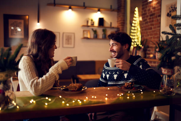 paar verbringt zeit zusammen im café während weihnachten - communication discussion coffee christmas stock-fotos und bilder