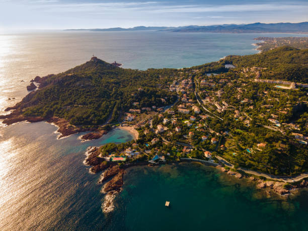 cap le dramont, agay bay, anthéor, la baumette und saint raphael malerischer und panoramischer luftblick bei sonnenuntergang an der französischen riviera, céte d'azur, frankreich - cannes french riviera france beach stock-fotos und bilder