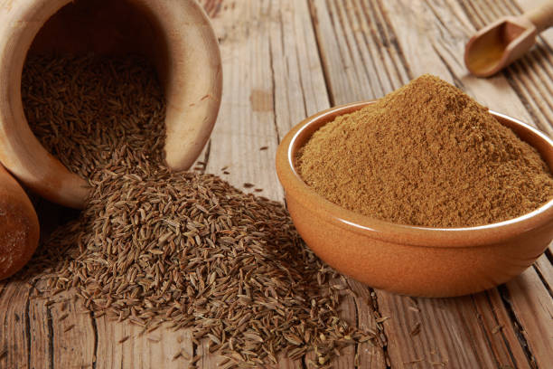 macinazione in polvere - mortar and pestle herb coriander seed cilantro foto e immagini stock