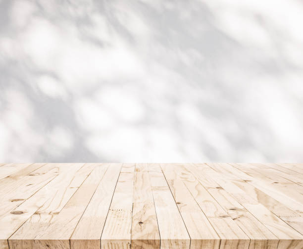piano tavolo in legno bianco con ombra di foglia d'albero su sfondo parete - autumn light leafes color image foto e immagini stock