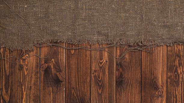 guardanapo de tecido velho arroto em fundo de madeira marrom, vista superior - frayed burlap textile part of - fotografias e filmes do acervo