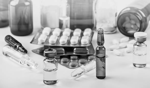 comprimidos en ampollas y ampollas inyectables contra virus y gripe durante una epidemia - penicillin fotografías e imágenes de stock