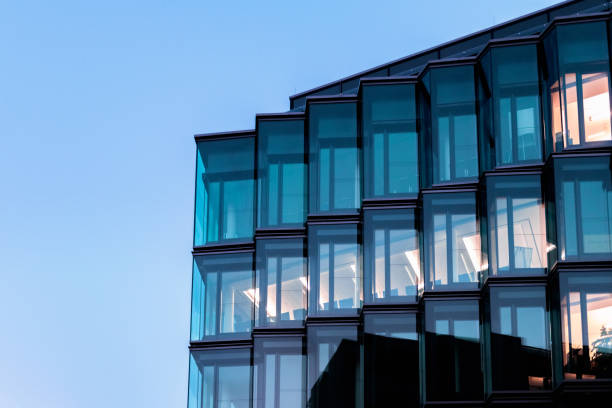 moderna fachada de cristal de nueva arquitectura en berlín a la hora azul - building exterior usa night built structure fotografías e imágenes de stock