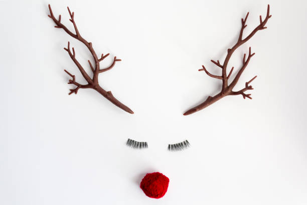 흰색 배경에 빨간 코와 뿔과 속눈썹 크리스마스 순록 개념 - clowns nose 뉴스 사진 이미지