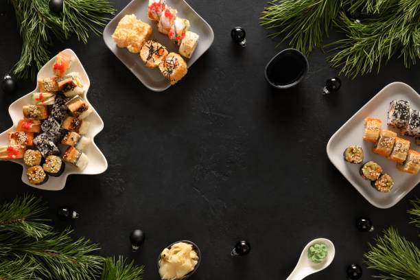weihnachtsessen, sushi-set und weihnachtsdekoration auf schwarz. - japanese cuisine appetizer gourmet caviar stock-fotos und bilder