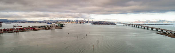 hafen von oakland - cargo container san francisco county harbor skyline stock-fotos und bilder