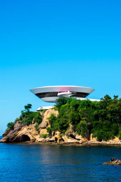 ニテロイ、リオデジャネイロ、ブラジル:ニテロイ現代美術館(mac)は、建築家オスカー・ニーマイヤーによって設計された博物館です。それは「ミランテ・ダ・ボア・ビアヘム」に位置してい� - niemeyer museum of contemporary arts ストックフォトと画像