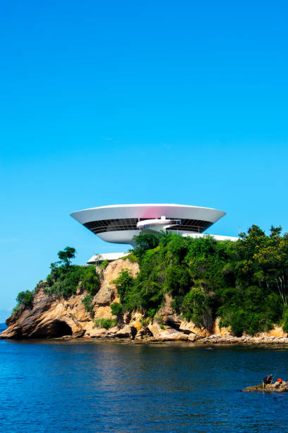 niterói, rio de janeiro, brazylia: muzeum sztuki współczesnej niterói (mac) to muzeum zaprojektowane przez architekta oscara niemeyera. znajduje się on na "mirante da boa viagem". - niteroi zdjęcia i obrazy z banku zdjęć