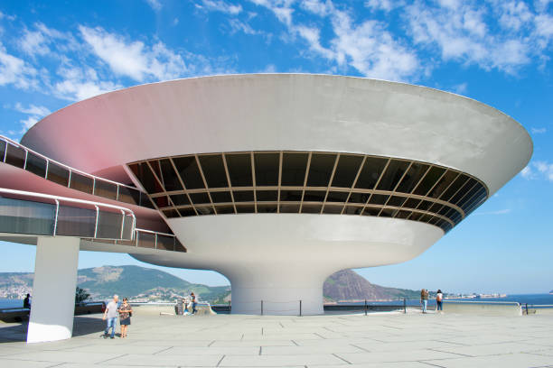 ニテロイ、リオデジャネイロ、ブラジル:ニテロイ現代美術館(mac)は、建築家オスカー・ニーマイヤーによって設計された博物館です。それは「ミランテ・ダ・ボア・ビアヘム」に位置してい� - niemeyer museum of contemporary arts ストックフォトと画像