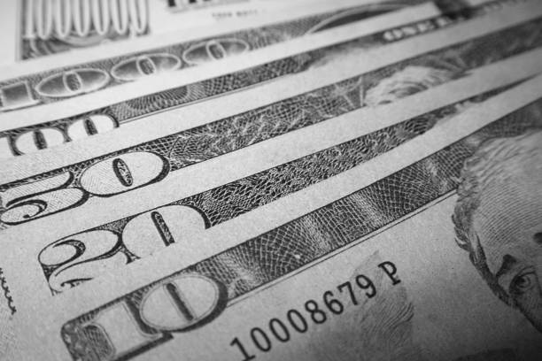 アメリカのお金は10、20、50、百ドルと千ドル紙幣高品質で黒と白でクローズアップ - pension investment retirement wall street ストックフォトと画像