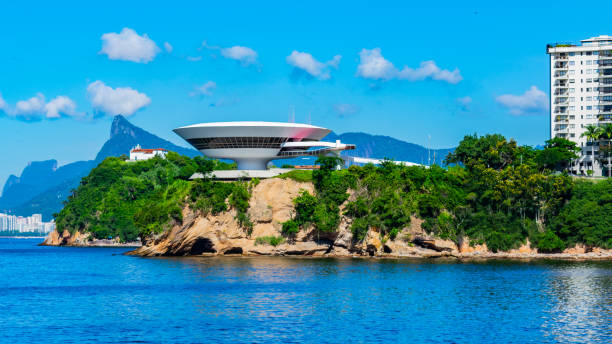 niterói - rio de janeiro / brésil: paysage où se trouve le musée d’art contemporain de niterói (mac) - niteroi photos et images de collection