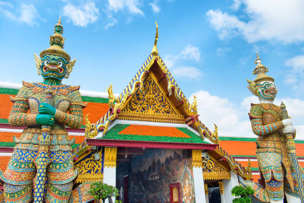 vista delle porte del grand palace con guardiani demoniaci. bangkok, thailandia - wat thailand demon tourism foto e immagini stock