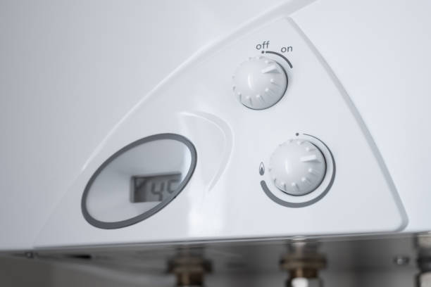 feche acima do painel frontal e botões da caldeira de gás do aquecedor interno - boiler gas boiler thermostat control panel - fotografias e filmes do acervo