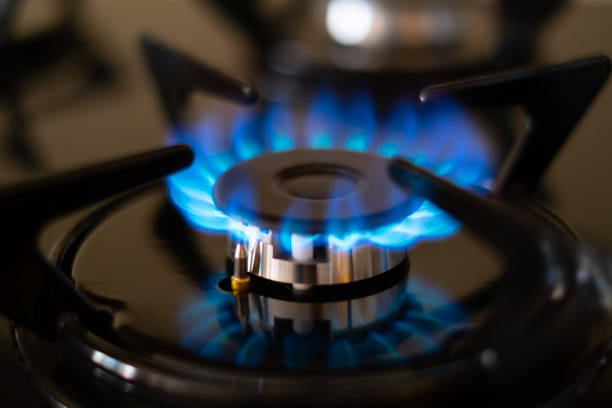 queima de gás natural no fogão a gás de cozinha - house burning color image danger - fotografias e filmes do acervo