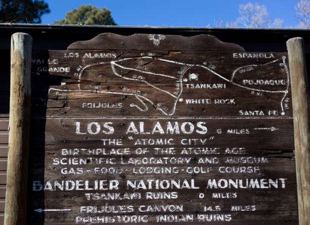 los alamos, nm: vintage des années 1950 signe d’information touristique en bois - new mexico sign santa fe new mexico road trip photos et images de collection