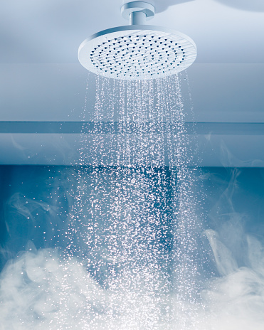 ducha de contraste con corriente de agua que fluye y vapor caliente photo