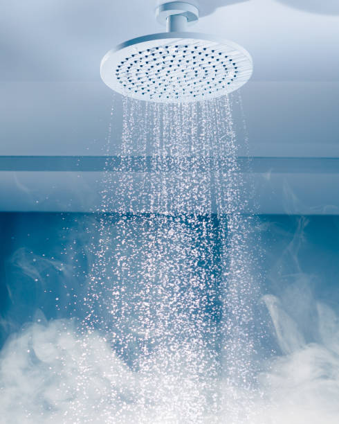 ducha de contraste con corriente de agua que fluye y vapor caliente - lluvia fotos fotografías e imágenes de stock