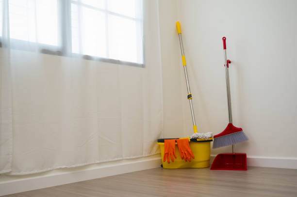 主婦の装備は、家をきれいにするために準備されたリビングルームに置かれたモップほうきゴム手袋で構成されていました。ホームサービスのコンセプト。 - broom sweeping cleaning work tool ストックフォトと画像