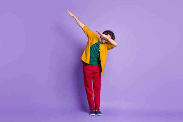 foto retrato imagem visão corpo cheia de cara dabbing isolado em fundo colorido roxo vívido - dab dança - fotografias e filmes do acervo