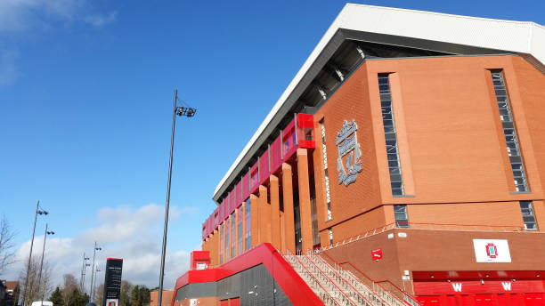 vista dello stadio anfield, sede del liverpool football club - liverpool stadium built structure building exterior foto e immagini stock