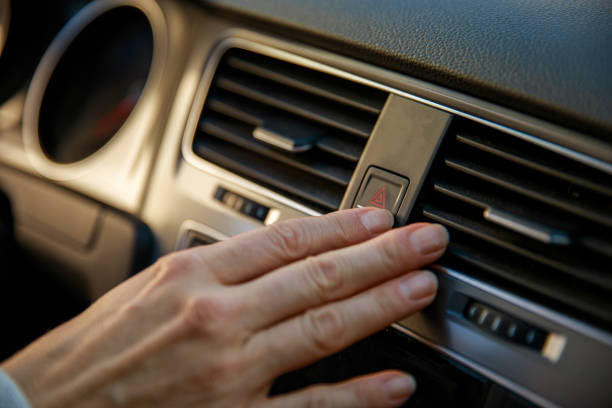 nahaufnahme der finger, die autotechnische gefahrenleuchten einschalten - car rental flash stock-fotos und bilder