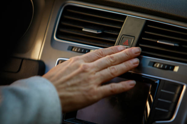 unkenntliche frau schiebt warnleuchte in auto - car rental flash stock-fotos und bilder