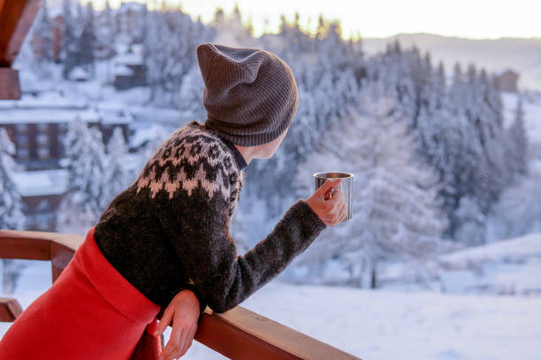 mujer joven bebiendo café con vistas al paisaje de montaña de invierno - swiss winter fotografías e imágenes de stock