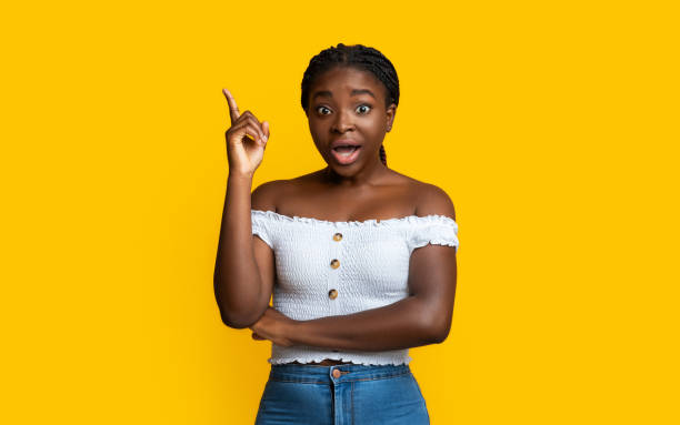 tolle idee. aufgeregt schwarze millennial lady zeigt finger bis mit inspiration - moving up child pointing looking stock-fotos und bilder