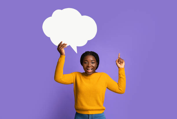 black lady having idea, holding blank speech bubble and pointing finger up - braids african descent women pensive imagens e fotografias de stock