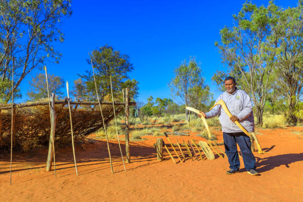 armas de caça aborígenes australianas - australia boomerang aboriginal aborigine - fotografias e filmes do acervo