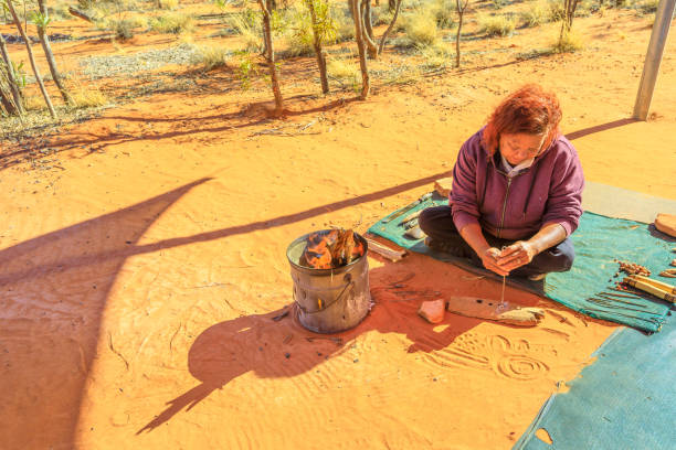 artisanat en bois d’illustration aborigène australien - northern territory aboriginal outback australian culture photos et images de collection