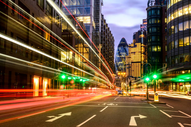 london rush hour light trails in der dämmerung - green light stock-fotos und bilder