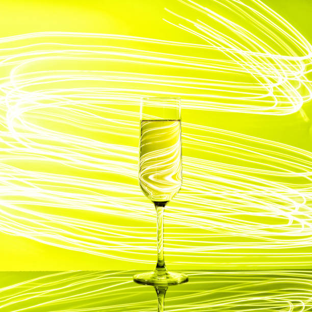 bicchiere di champagne su sfondo neon. - soft cider foto e immagini stock