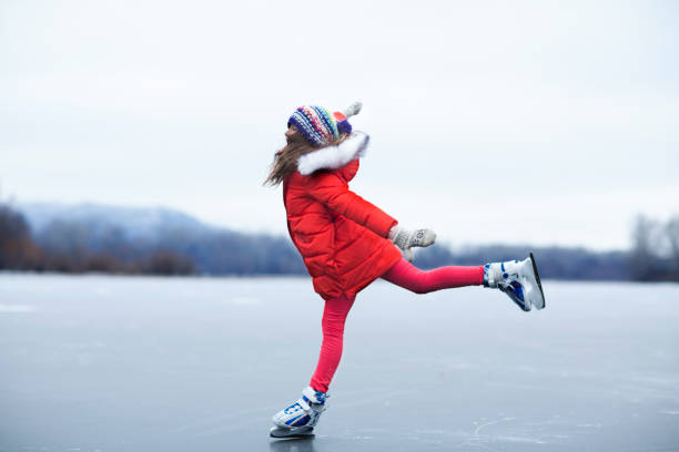 추운 겨울 날에 아이스 링크에 사랑스러운 어린 소녀 스케이트 - russian ethnicity cold relaxation nature 뉴스 사진 이미지