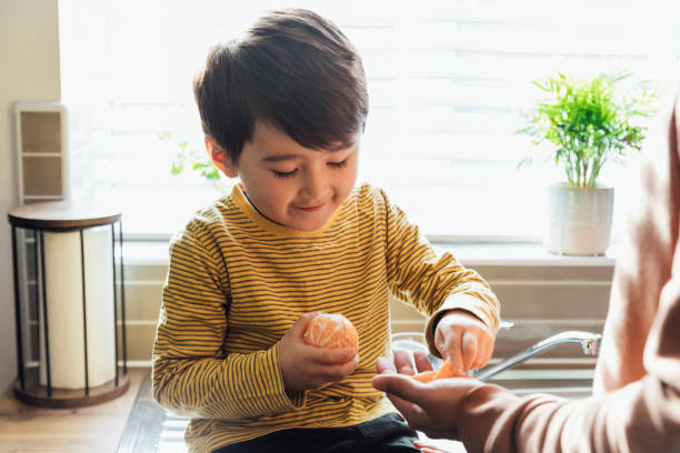 ¡toma una rebanada! - healthy eating snack child domestic kitchen fotografías e imágenes de stock