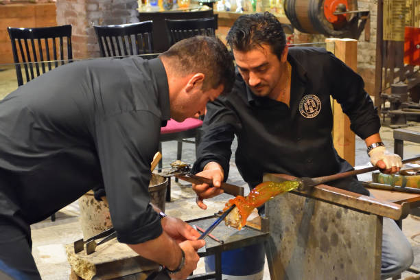 murano glass workers making vase - murano imagens e fotografias de stock