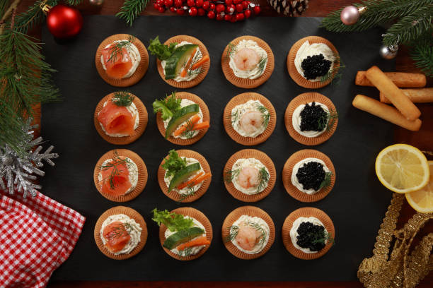 канапе - appetizer caviar gourmet blini стоковые фото и изображения