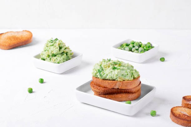 pate con guisantes verdes sobre pan de salvado tostado - bruschetta buffet party food fotografías e imágenes de stock